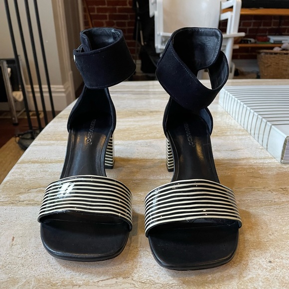 Bernardo Black & White Blythe Patent Leather Heeled Sandal Size 9 - Picture 2 of 10